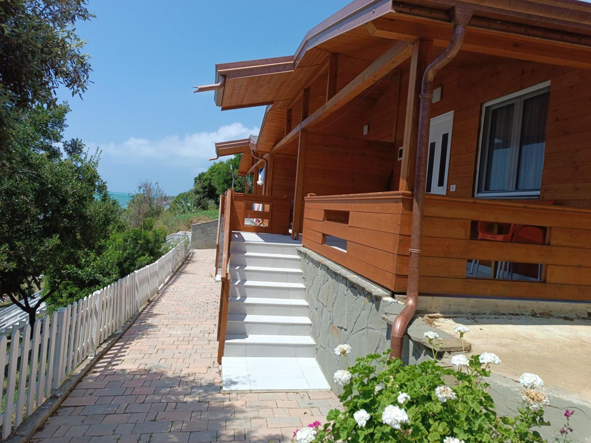 Plazhi Gjeneralit - Small Cabins - Bungalows - Apartaments - Villas - Suite Kavaja Exterior foto