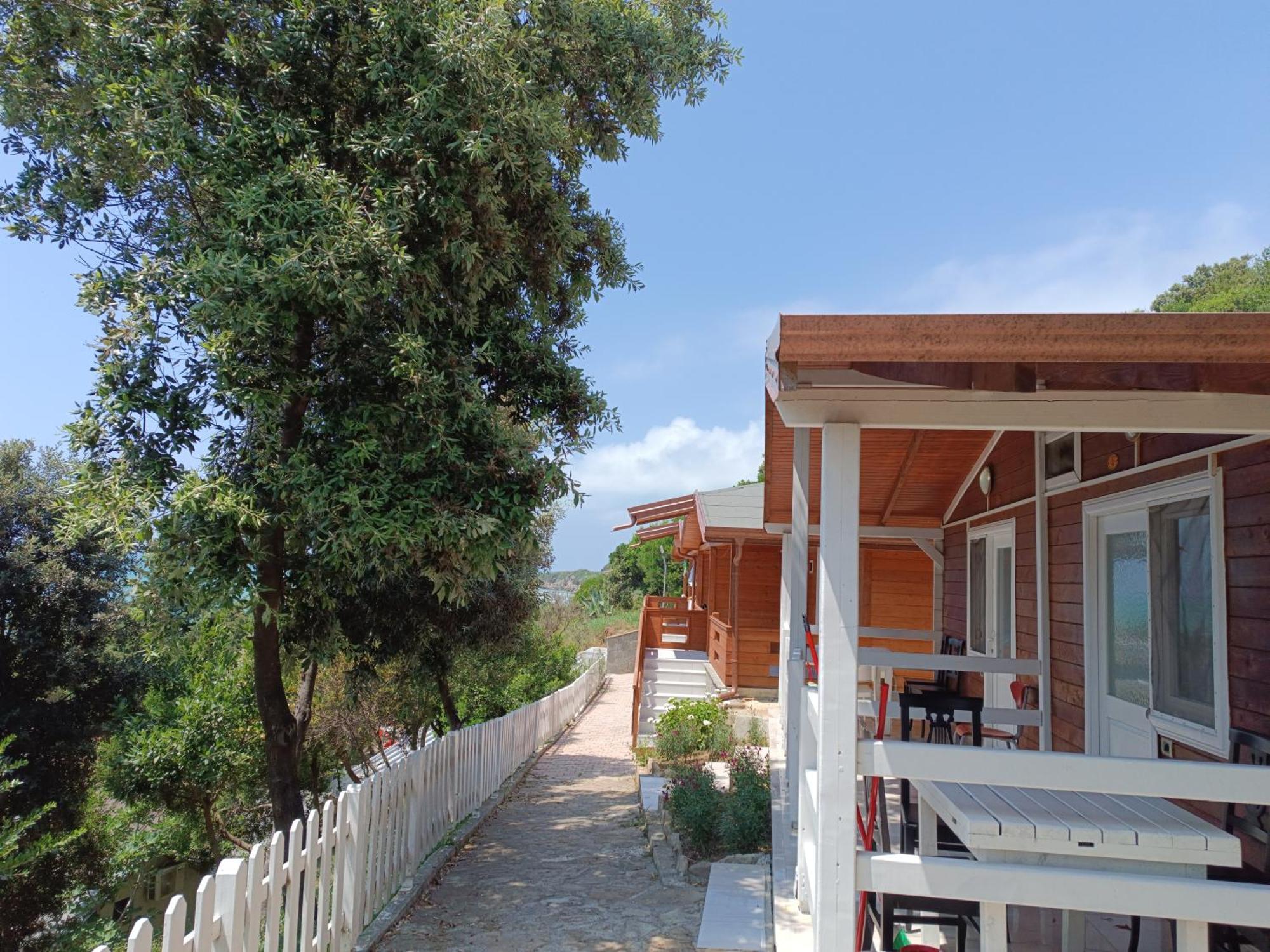 Plazhi Gjeneralit - Small Cabins - Bungalows - Apartaments - Villas - Suite Kavaja Exterior foto